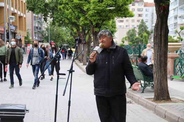 Özellikle Porsuk Çayı’nın içinden geçtiği Adalar Bölgesi’nde bulunan sokak müzisyenleri, yürüyüş yapan vatandaşlara eski günlerinde olduğu gibi adeta açık hava konseri vermeye başladı.