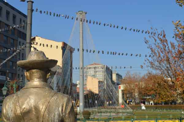 Ülke geneline uygulanan sokağa çıkma yasağı sebebiyle sokaklar boşalırken, Eskişehir’in güzelliğini artıran güvercinlere yem veren olmadı. Aç kalan güvercinler ise, yerde yem bulamayınca tellere dizildi.