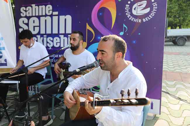 Eskişehir Büyükşehir Belediyesi’nin, pandemiden ekonomik olarak etkilenen ve zor günlerden geçen sanatçılara destek için düzenlediği ‘Sahne Senin Eskişehir’ projesi kapsamında şehrin dört bir yanında konserler başladı.