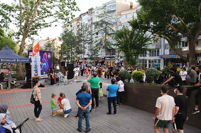 “Sahne Senin Eskişehir” etkinlikleri 8-9 Temmuz’da da devam edeceğini ifade eden Büyükşehir Belediyesi yetkilileri, etkinlikte sahne alan sanatçılara nakdi destek sağlanacağını belirttiler. 