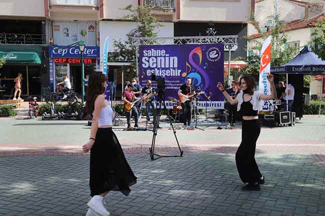 Büyükşehir Belediyesi’nin pandemi sürecinde daima kendilerine destek olduğunu ifade eden sanatçılar, Başkan Büyükerşen’e de böylesine anlamlı bir proje dolayısıyla teşekkür ettiler.