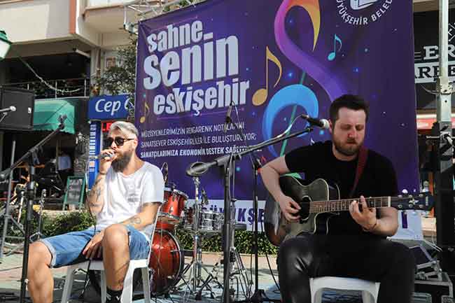 Eskişehir Büyükşehir Belediyesi’nin, pandemiden ekonomik olarak etkilenen ve zor günlerden geçen sanatçılara destek için düzenlediği ‘Sahne Senin Eskişehir’ projesi kapsamında şehrin dört bir yanında konserler başladı.