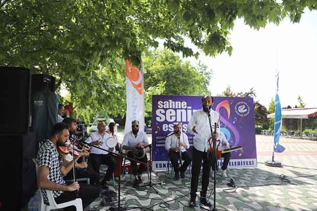 Eskişehir Büyükşehir Belediyesi’nin, pandemiden ekonomik olarak etkilenen ve zor günlerden geçen sanatçılara destek için düzenlediği ‘Sahne Senin Eskişehir’ projesi kapsamında şehrin dört bir yanında konserler başladı.