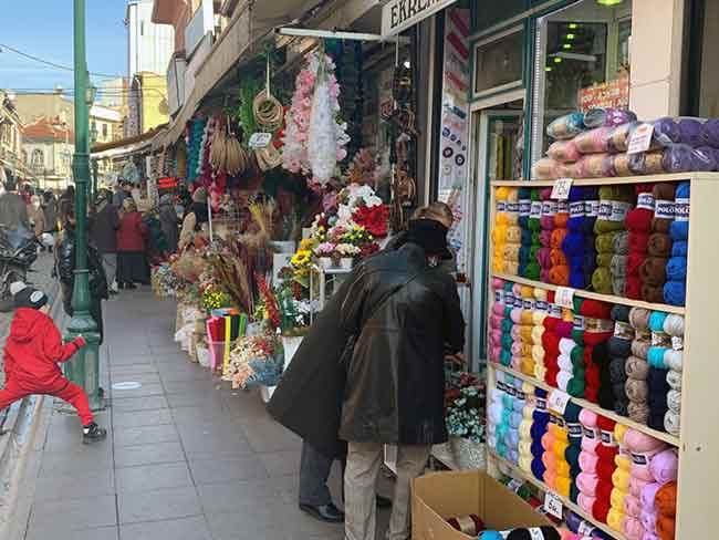 Yılbaşına 1 gün kala yeni yılı evinde karşılayacak vatandaşlar çarşıda alışveriş yoğunluğu oluşturdu.