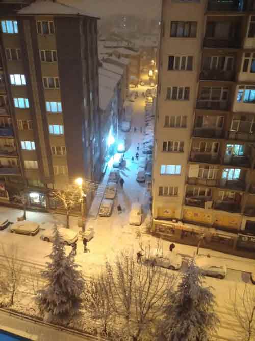 Toprak, “Çankaya’da nöbet tutuyoruz. İşlerimiz eskisi gibi değil durgun, insanlar evde olduğu için. Kardan dolayı trafikte yavaş gidiyoruz, buzlanma oluyor. Hava şartları bizi zorluyoruz biz de önlemimizi alıyoruz. Müşterilerimiz bize zaman tanırlarsa yavaş yavaş gideriz. Hem onun için hem bizim için iyi olur. Biz de can taşıyoruz, bizim de ailemiz var” diye konuştu.