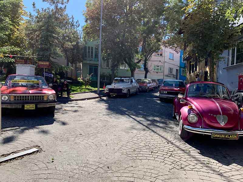 Her renkten artık klasik olmuş otomobiller pembeden kırmızıya, maviden yeşile kadar birçok renkte boyanırken, havalı sistemleri ve süslemeleri ile de görsel şölen oluşturuyor.