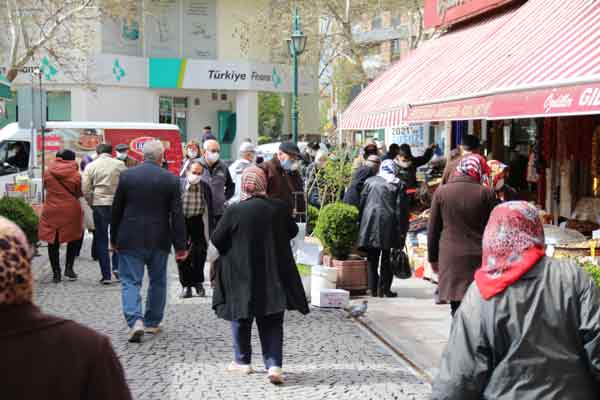 Bugün yapılacak Kabine Toplantısı öncesi ortaya çıkan kalabalık görüntüler, kısıtlamaların gerekliliğinin bir kez daha gözler önüne serdi.