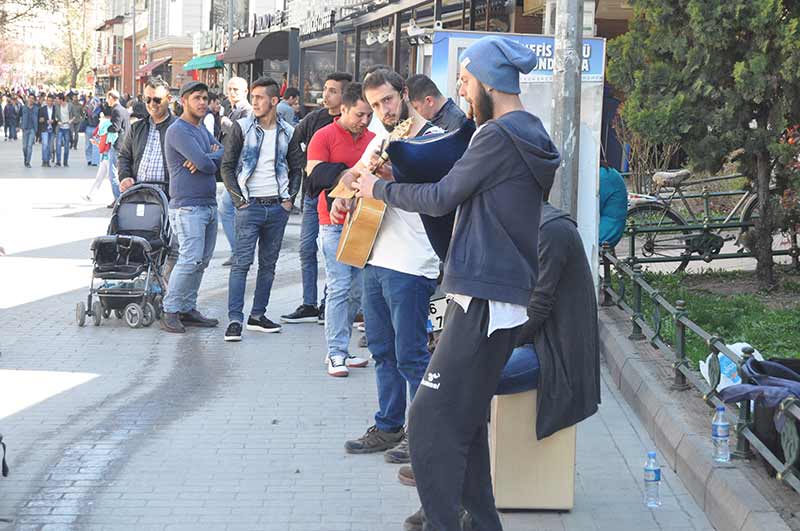 Eskişehir'de havaların ısınmasıyla birlikte cadde ve sokaklarda yerlerini alan müzisyenler arasındaki bir grup genç, tulum sesi ve Karadeniz müzikleriyle dinleyenleri adeta mest etti. 