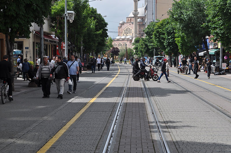 Seçim sonrası esnafların erken saatlerden itibaren dükkânlarının başına geçtiği görülürken, vatandaşlar seçim atmosferini bir kenara bırakarak normal yaşantısına devam etmeye başladı.