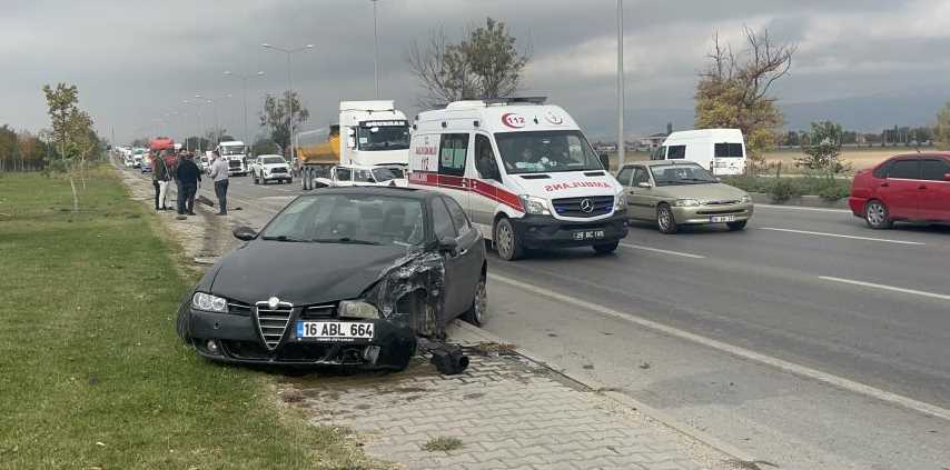 Eskişehir’de sürücüsünün direksiyon hakimiyetini kaybettiği otomobil, duran otomobile çarptı. Kazada şans eseri yaralanan olmazken, 2 otomobil de kullanılamaz hale geldi.   