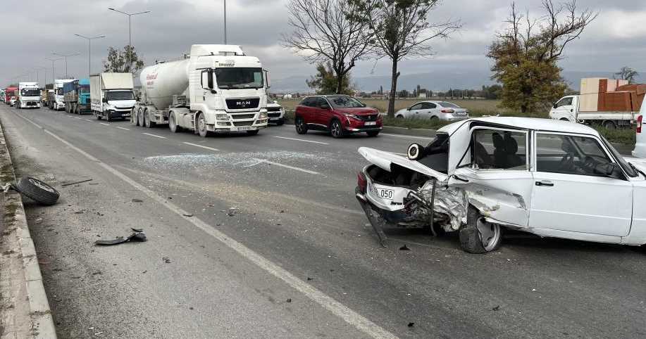 Eskişehir’de sürücüsünün direksiyon hakimiyetini kaybettiği otomobil, duran otomobile çarptı. Kazada şans eseri yaralanan olmazken, 2 otomobil de kullanılamaz hale geldi.   