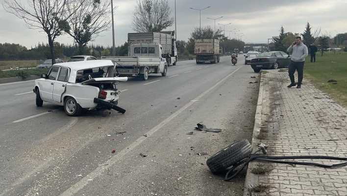 Eskişehir’de sürücüsünün direksiyon hakimiyetini kaybettiği otomobil, duran otomobile çarptı. Kazada şans eseri yaralanan olmazken, 2 otomobil de kullanılamaz hale geldi.   