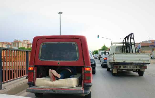 Trafik kurallarını hiçe sayan tedbirsiz yolculuk adeta kazaya davetiye çıkardı.