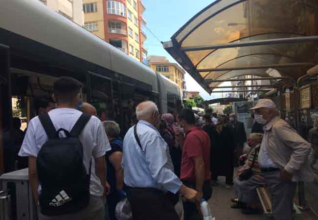 Eskişehirli vatandaşlar tarafından şehir içi ulaşımda sıklıkla tercih edilen tramvaylarda, sosyal mesafe hiçe sayılıyor.