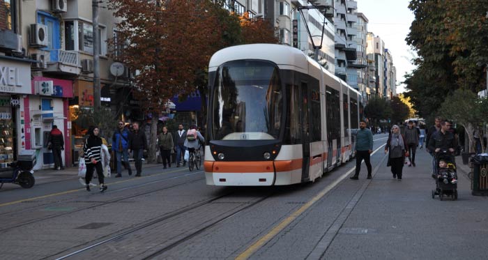 Yeni uygulanacak ulaşım ücreti tarifesinde fiyat artışının normal olduğuna dikkat çeken bir başka vatandaş Yahya Bulut ise, “Şimdi her şeyin fiyatı yükseldi. Tramvay ücreti de normal. Mazot, elektrik pahalı. Mecbur bu fiyat artışı oluyor. Biz bunları normal karşılıyoruz. Başka yolu yok. Zam çok ama belediyeler ne yapsın? Belediye de haklı. Girdiler pahalı, haliyle onlar da üstüne koyacak. Bence kimseye diyecek şey yok. Daha önceden böyle değildi. Para pul oldu, 100 lira bugün 10 lira. Hiç değeri kalmadı” diye konuştu.