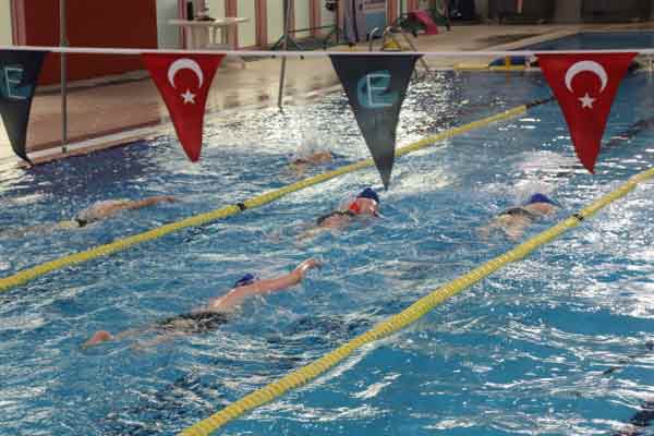 Pandemi sürecinde kentteki diğer havuzların kapalı olması nedeniyle Kentpark’ta antrenmanlarını sürdürdüklerini ifade eden Osmangazi Üniversitesi Spor Kulübü...