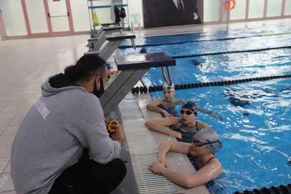 Eskişehir Büyükşehir Belediyesi tarafından hizmet veren Kentpark Kapalı Yüzme Havuzunda yüzme eğitimleri ve antrenmanlar aralıksız devam ediyor. Büyükşehir Gençlik ve Spor Kulübü sporcularının yanı sıra Eskişehir’deki havuz sıkıntısı nedeniyle farklı kulüplerden elit sporcular da antrenmanlarını Kentpark’ta gerçekleştiriyor.