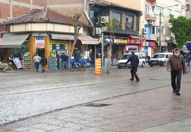 Kentte aniden bastıran yağmura vatandaşlar hazırlıksız yakalandı. Şemsiyesi olanlar şemsiyeyle korunurken, olmayanlar ise ya ağaçların altına sığındı ya da ellerindeki eşyalarla korunmaya çalıştı. (Haber: Hilal Köver)