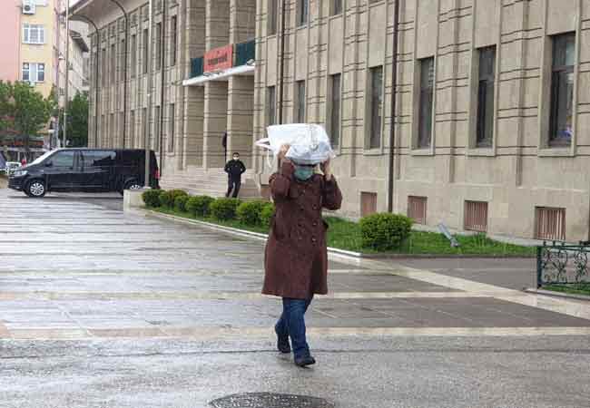 Kentte aniden bastıran yağmura vatandaşlar hazırlıksız yakalandı. Şemsiyesi olanlar şemsiyeyle korunurken, olmayanlar ise ya ağaçların altına sığındı ya da ellerindeki eşyalarla korunmaya çalıştı. (Haber: Hilal Köver)