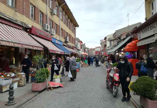 Vatandaşlar dükkanların önlerinde uzun kuyruklar oluştururken birçok yerde sosyal mesafe kuralına uyulmadığı da görüldü.