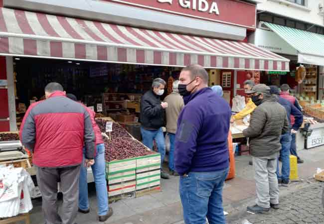 Eskişehir halkı bu gece yarısı itibariyle başlayacak ve 26 Nisan gece yarısına kadar sürecek olan sokağa çıkma kısıtlaması öncesi alışveriş yapmak üzere sokağa çıktı. (Fotoğraflar: Meltem Karakaş Kaya)