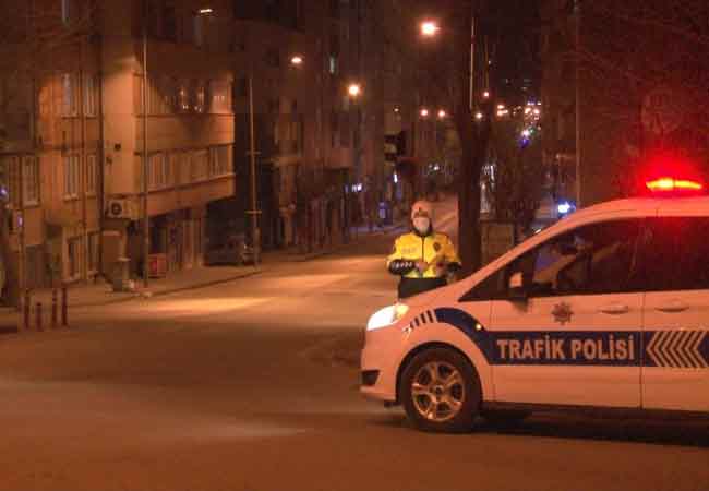 Bu kapsamda Eskişehir Emniyet Müdürlüğü de kent genelinde tedbirlerini alarak, polis ve bekçi ekiplerini tam kapasite görevlendirdi. 