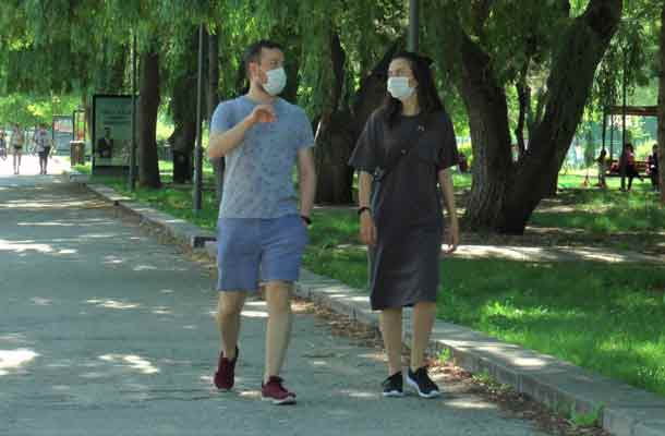 ...maske kullanımı ve sosyal mesafe kurallarına uyarak güneşli havanın tadını çıkardı.