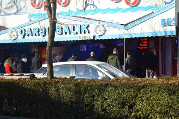 Konuyla ilgili konuşan balıkçı Muharrem Şahin, “İnsanların çoğu sokakta şuan. Bu sırada satışlarımız oluyor tabi. Sabahtan bayağı insanlar geldi. Yani diğer günlere bakarak çeyreğe geliyor, ama yine de insanların kalabalığı var...