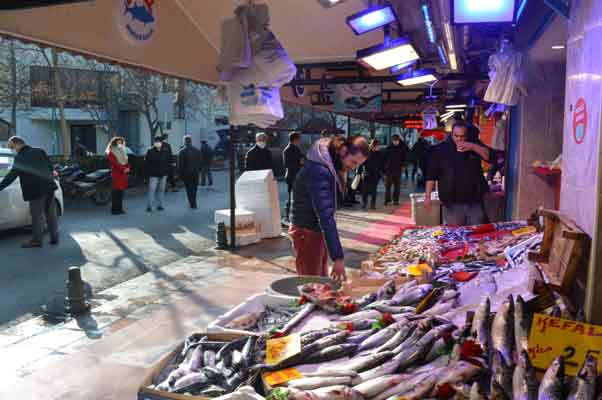 ... Geçen hafta açtık. Geçen haftada aynen böyleydi. Geçen haftaya göre bu hafta biraz daha yoğunluk var. Sabahtan 30-40 kişi geldi. Bu sayı gittikçe artıyor. Önümüzdeki hafta açacağız komple” diye konuştu.