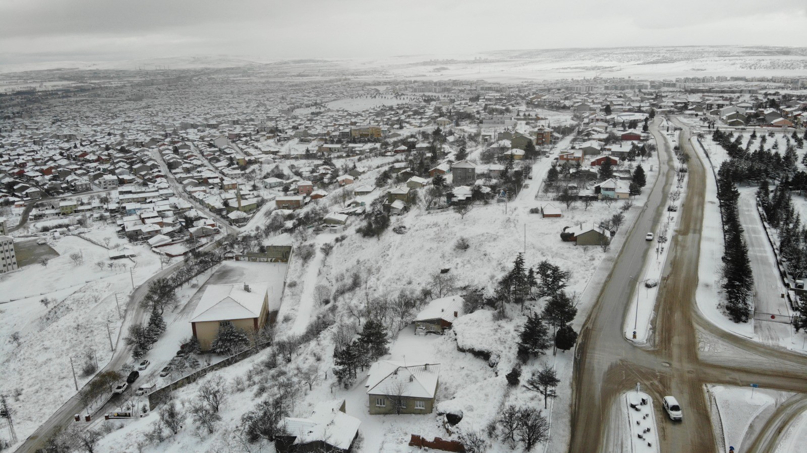 Araç sürücülerinin ise trafikte daha temkinli gittiği öğrenildi.