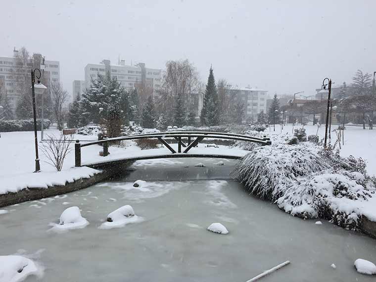 Eskişehir’de gece boyunca süren kar yağışı, kenti tekrardan beyaza bürüdü.