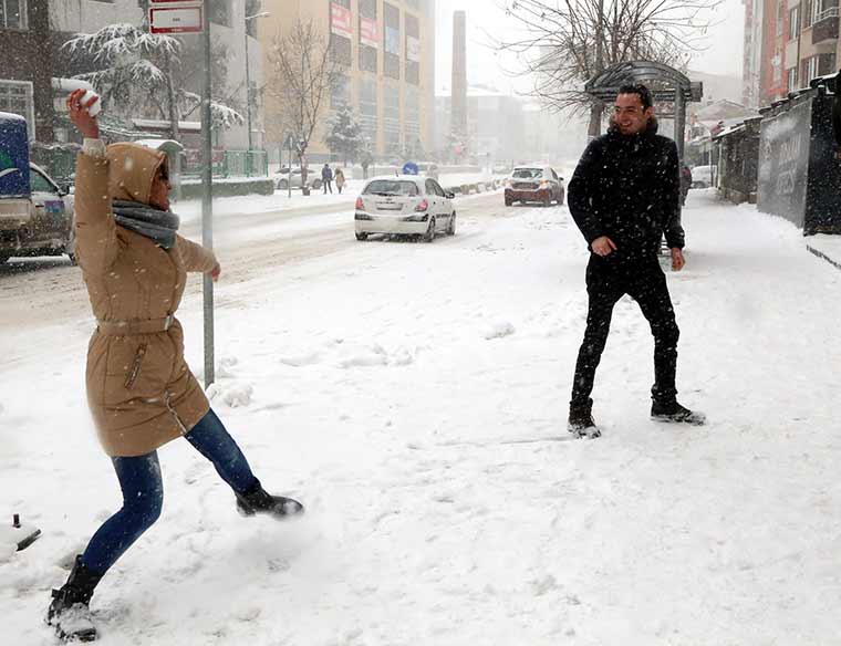 Eskişehir’de gece boyunca süren kar yağışı, kenti tekrardan beyaza bürüdü.