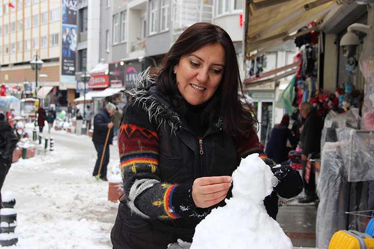 Eskişehir’de gece boyunca süren kar yağışı, kenti tekrardan beyaza bürüdü.