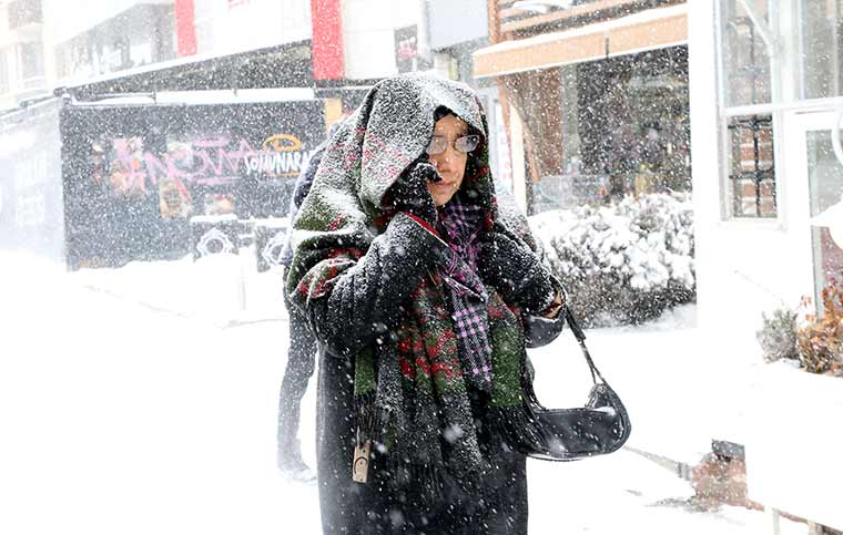 Eskişehir’de gece boyunca süren kar yağışı, kenti tekrardan beyaza bürüdü.