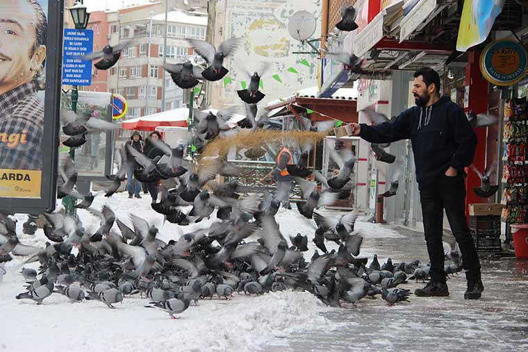 Eskişehir’de gece boyunca süren kar yağışı, kenti tekrardan beyaza bürüdü.