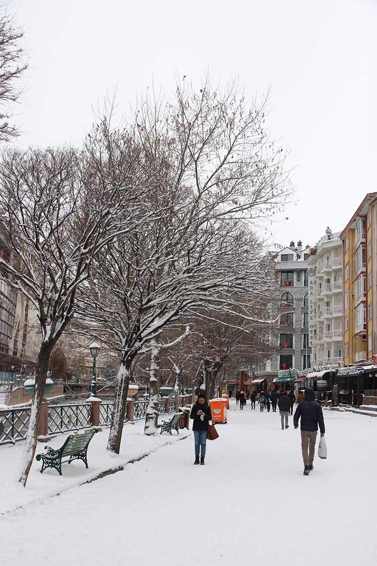 Eskişehir’de gece boyunca süren kar yağışı, kenti tekrardan beyaza bürüdü.