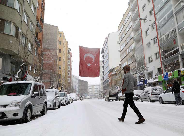 Eskişehir’de gece boyunca süren kar yağışı, kenti tekrardan beyaza bürüdü.