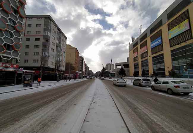 Son günlerde yurdu etkisi altına alan kar yağışı, Eskişehir’i de beyaza bürüdü.