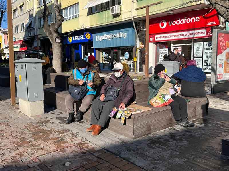 Hava sıcaklığının sıfırın altına seyretmesine rağmen güneşli havayı ve yerdeki karın tadını çıkarmak isteyen Eskişehirliler, soğuğa aldırış etmedi. 