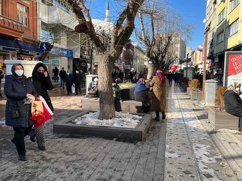 Hamamyolu Caddesi ve çevresindeki parklara akın eden vatandaşlar, banklarda oturarak güneşin keyfini çıkardı, bol bol sohbet etti.