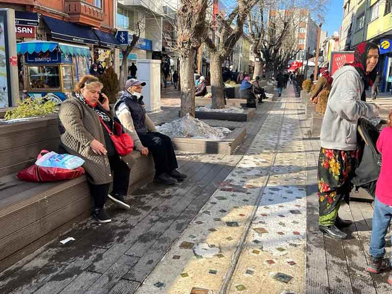 Eskişehir’de günlerdir devam eden kar yağışının ardından yüzünü gösteren güneşi fırsat bilen vatandaşlar parklara akın etti.