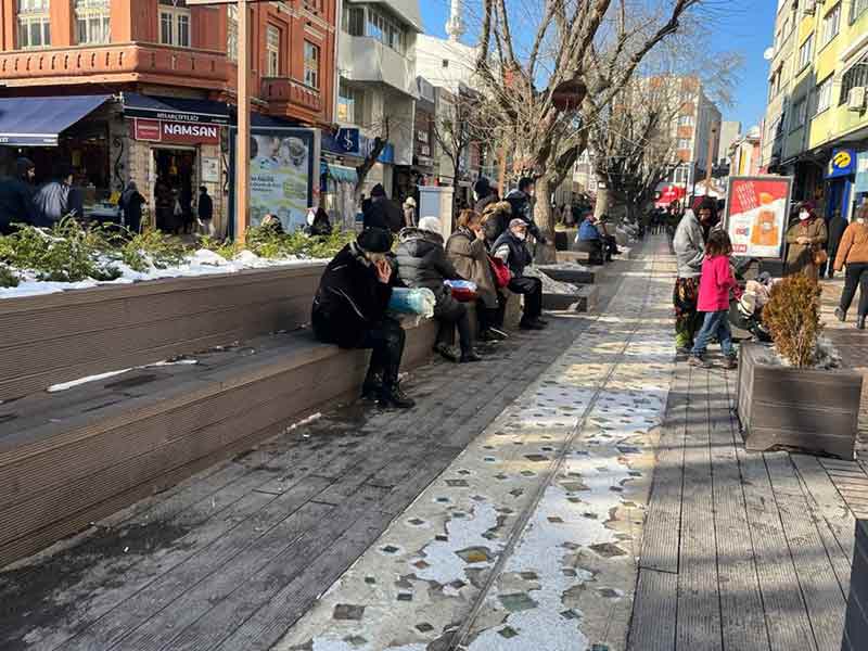 Eskişehir’de günlerdir devam eden kar yağışının ardından yüzünü gösteren güneşi fırsat bilen vatandaşlar parklara akın etti.