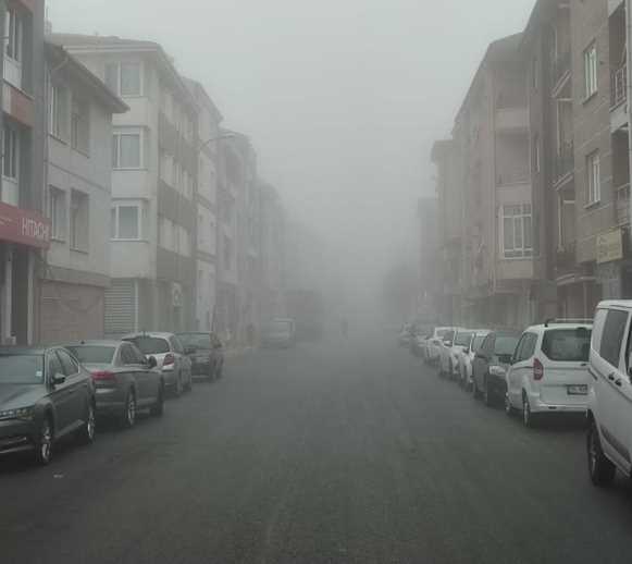 Eskişehir’de sabah saatlerinden itibaren etkili olan yoğun sis, zaman zaman görüş mesafesini düşürüp trafiği tehlikeye atarak Eskişehirlilere zor anlar yaşattı. Gece saatlerinde hakim olmaya başlayan sis sabah saatlerinde de oldukça etkiliydi. 