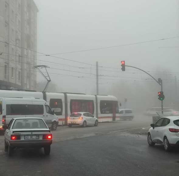 Eskişehir’de sabah saatlerinden itibaren etkili olan yoğun sis, zaman zaman görüş mesafesini düşürüp trafiği tehlikeye atarak Eskişehirlilere zor anlar yaşattı. Gece saatlerinde hakim olmaya başlayan sis sabah saatlerinde de oldukça etkiliydi. 