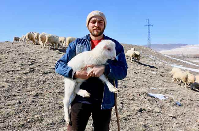 "Sevdiğim işi yapmam nedeniyle huzur doluyum. Avukatlık bir durum olunca gelip beni buluyorlar. Danışıyorlar. Elden geldiğince insanlara yardımcı oluyorum ancak aktif avukatlık yapan arkadaşlarıma da yönlendiriyorum."   Çelik, sosyal medya hesaplarından kendisine ulaşanlara, sevdikleri işi yapmalarını önerdiğini dile getirdi. 