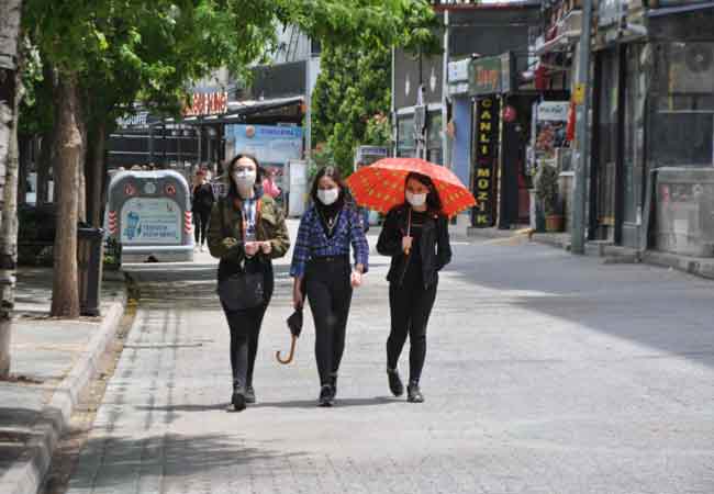 Koronavirüs nedeniyle sokağa çıkma kısıtlaması bulunan 15-20 yaş grubu gençler, bugün 11.00-15.00 saatlerinde bir kez daha dışarı çıktı. (Haber ve fotoğraflar: Hilal Köver)