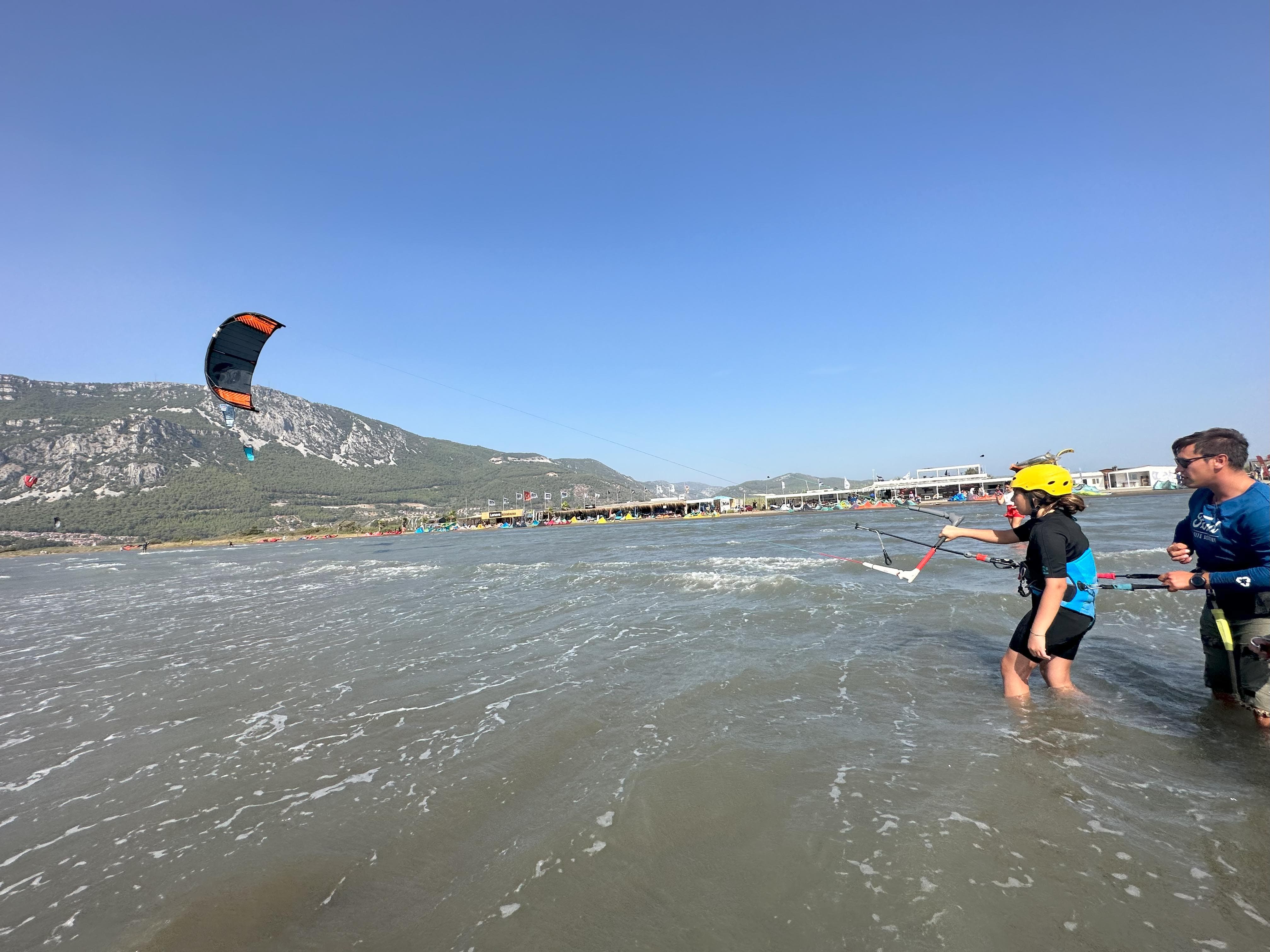 Öğrenciler, deniz antrenmanlarının yanı sıra kara antrenmanları da gerçekleştirdi. Güne sabah sporu ile güne başlayan sporcu öğrenciler; orman yürüyüşü esnasında geçen sene olduğu gibi bu sene de çöp toplama etkinliği gerçekleştirildi. Ormanda çöp toplayan öğrenciler, önemli bir sosyal sorumluluk projesine daha imza attı. Sporcuların eğlenerek öğrenmesinin amaçlandığı Çağdaş Kiteboard Gelişim Kampında; öğrenciler denizde ve Azmak nehrinin soğuk sularında yüzerek doğanın keyfini çıkarma şansı buldular.