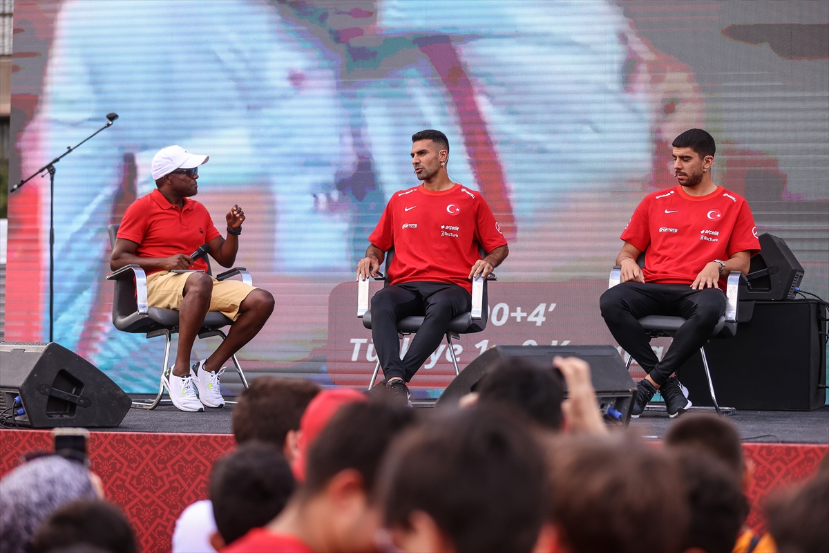 Cenk Özkacar, ailesinin kendisi için en büyük destekçi ve motivasyon kaynağı olduğunu aktararak, milli takımda kendisini en çok güldüren futbolcunun Barış Alper Yılmaz olduğunu dile getirdi.