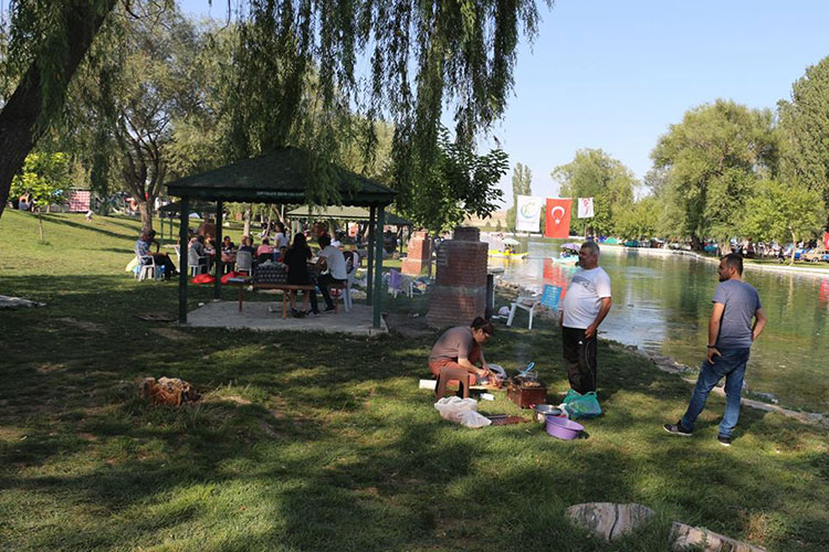 Eskişehir'de, Çifteler ilçesinin en gözde noktalarından olan Sakaryabaşı Nehri, etrafındaki piknik alanları, yüzme havuzları ve doğasıyla yaz boyunca yerli ve yabancı turistlerin ilgi odağı oluyor. 