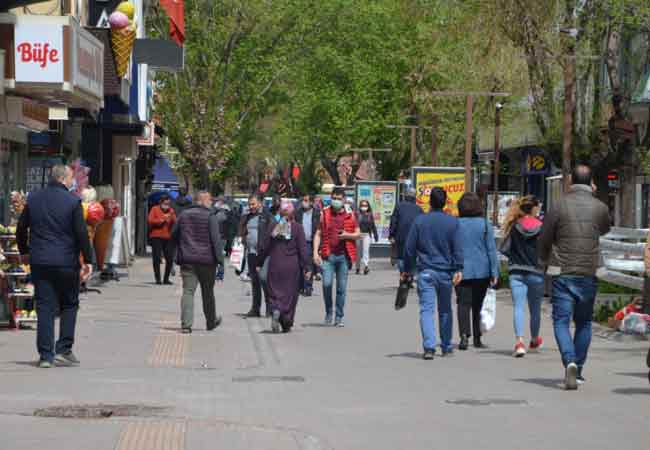 Eskişehir’de koronavirüs tedbirleri kapsamında hafta sonu sokağa çıkma yasağı ilan edildi. Yasağın kalkmasıyla birlikte Eskişehirliler kendini yine sokağa attı. (Fotoğraflar: Esra Ünlü)